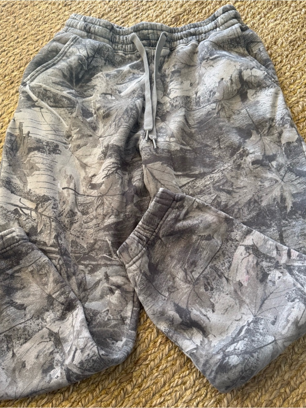 Hollister Men’s Big Boys Gray Camoflauge Cinched Joggers Sweatpants Size Small